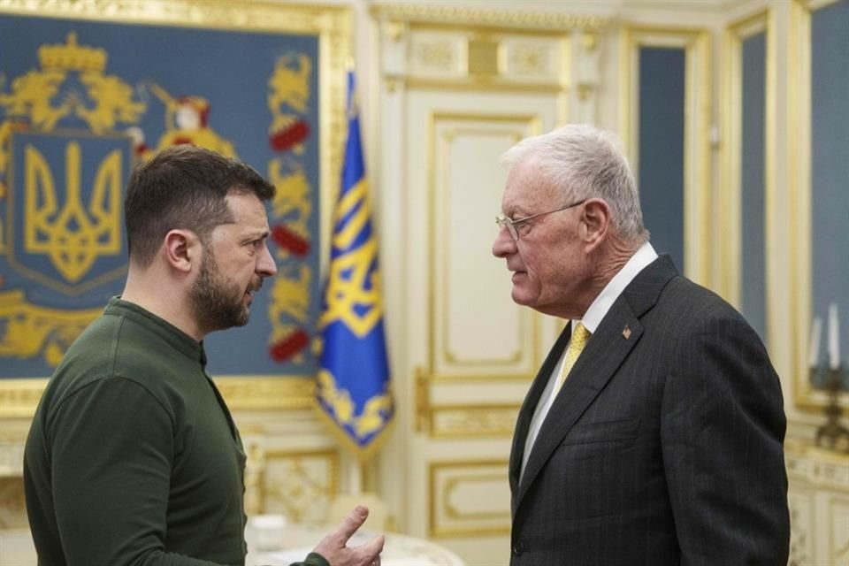 El enviado especial de Estados Unidos para Ucrania y Rusia, Keith Kellogg, y el Presidente ucraniano Volodymyr Zelensky hablan en su reunión en Kiev, Ucrania, el 20 de febrero de 2025.