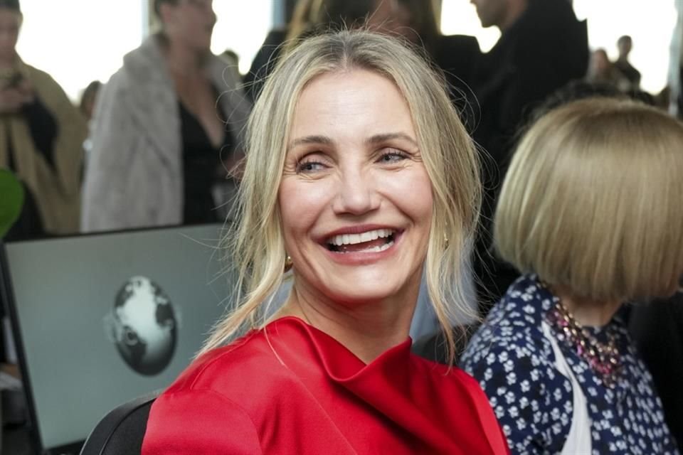 Regresa Cameron Diaz a la Semana de la Moda de París tras 13 años de ausencia, y lo hace deslumbrando a los asistentes.