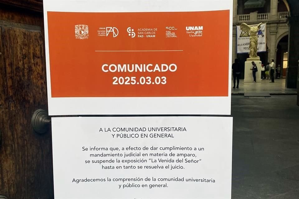 Un comunicado en la entrada de la Academia de San Carlos advierte al público que la exposición se encuentra cerrada.