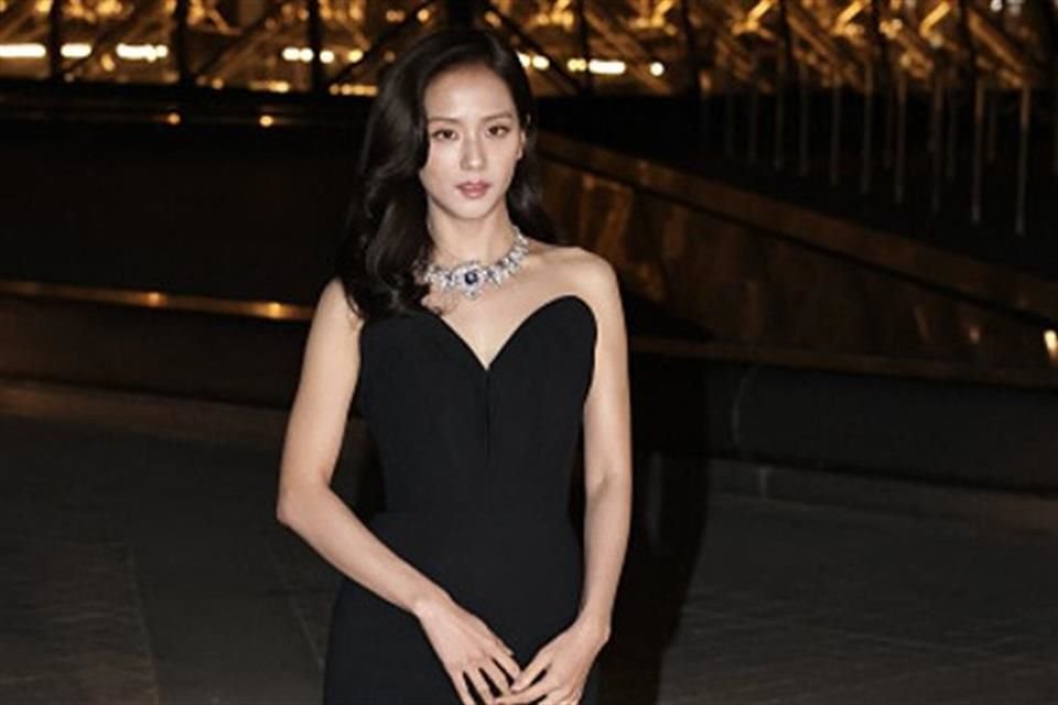 Jisoo portó un collar 'Panthère Canopée'.