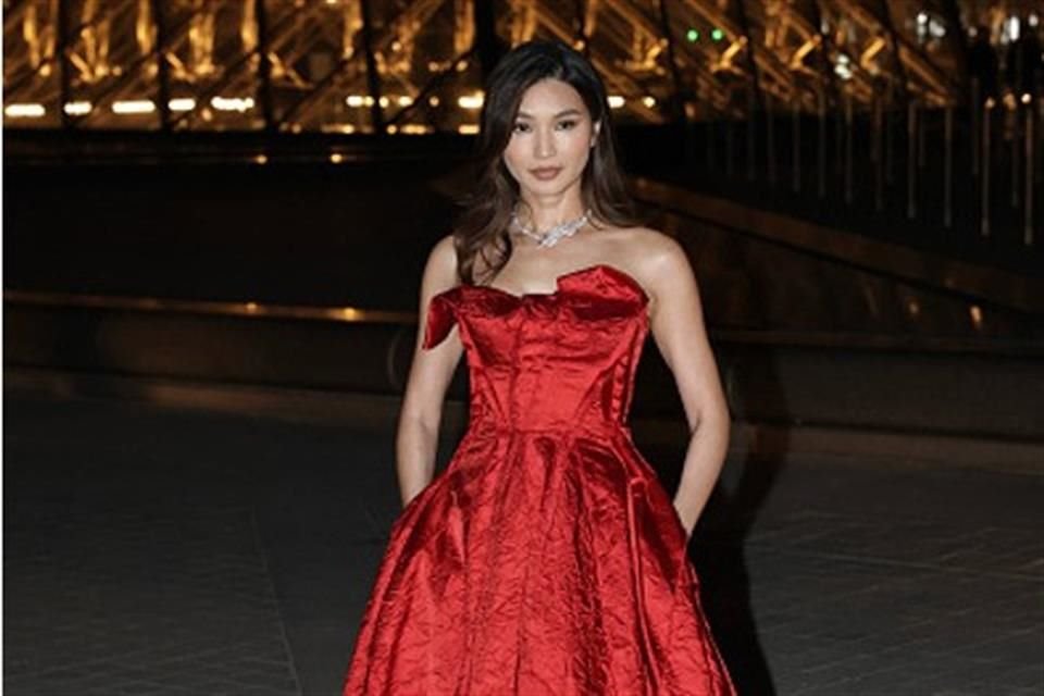 La actriz británica Gemma Chan deslumbró en un elegante vestido rojo. Luciendo un collar de cocodrilo de oro blanco, la pulsera 'Reflection' de diamantes y el anillo Broderie de la firma.