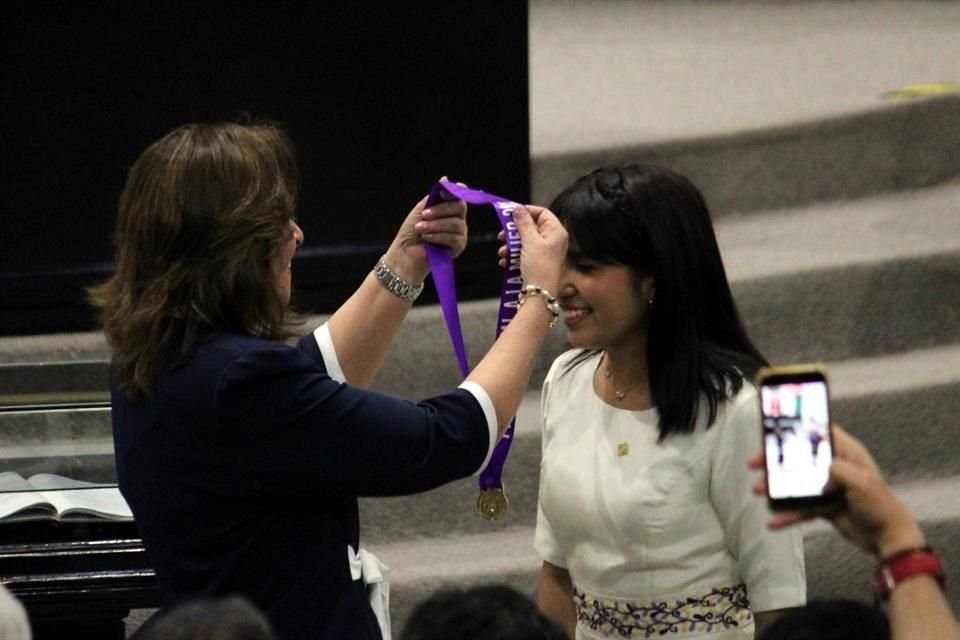 La Gobernadora de Veracruz, Rocío Nahle García, entregó el Premio Estatal Mujer Veracruzana 2025 a Ángela Elena Olazarán Laureano.