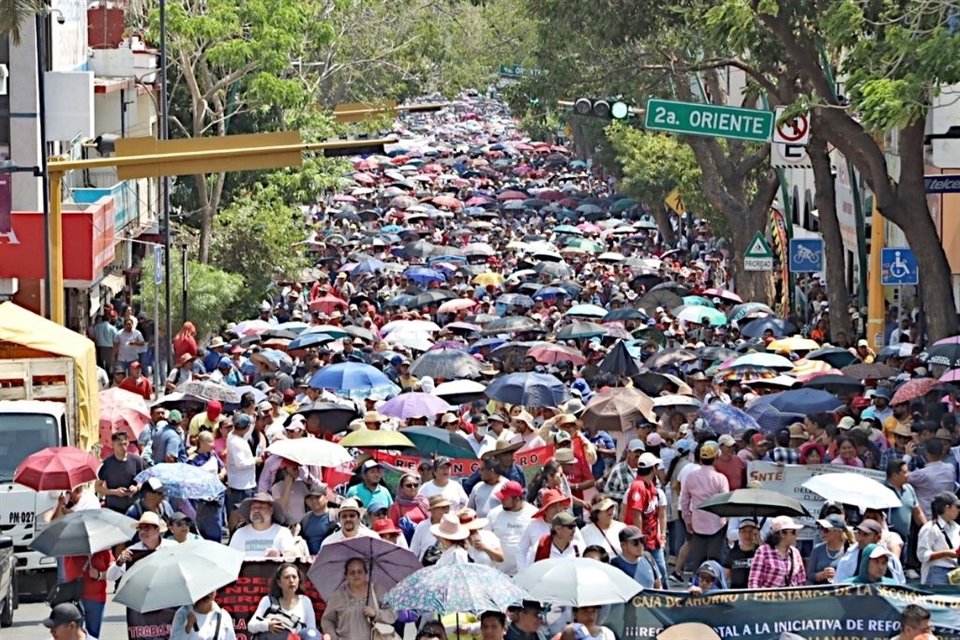 Cientos de maestros y burócratas en Chiapas iniciaron una protesta y paro de dos días.