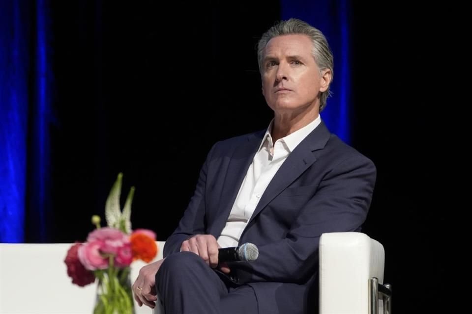 El Gobernador de California, Gavin Newsom, durante una chala con Stephen Cheung en Los Ángeles, el 26 de febrero del 2025.