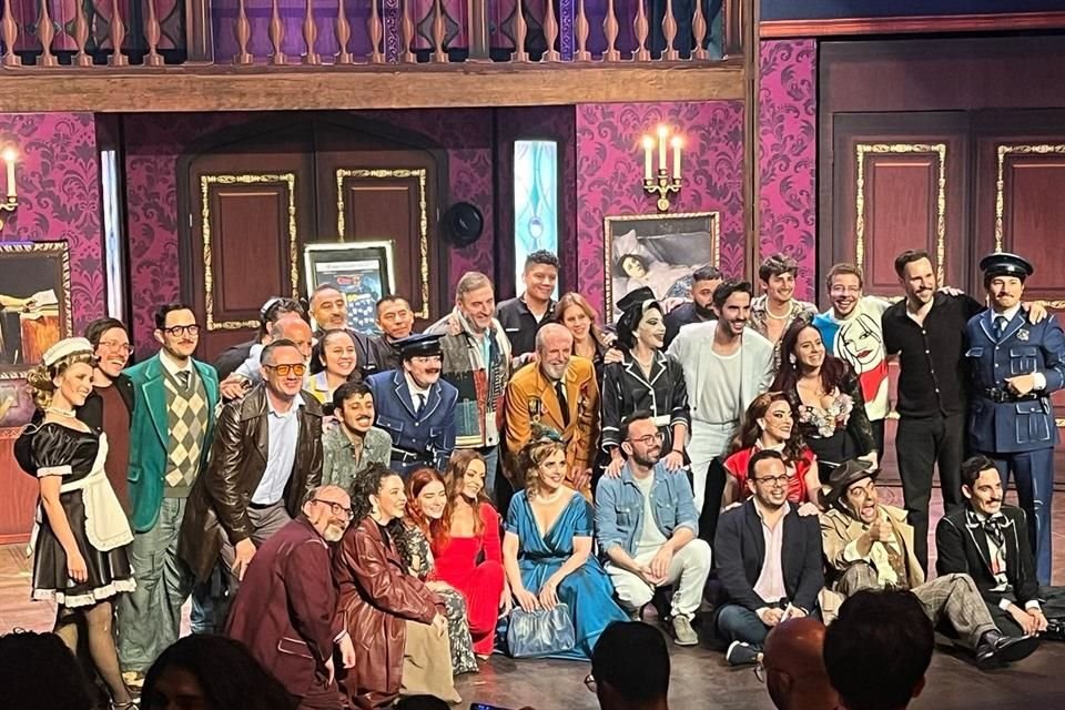 La obra 'Clue, El Juego de la Sospecha', celebró este jueves sus 100 funciones con padrinos como Emilio Osorio y Pedro Prieto.