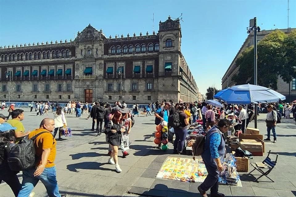 Escena cotidiana en el Centro Histórico, pese a que en este perímetro no debería haber comercio ambulante.