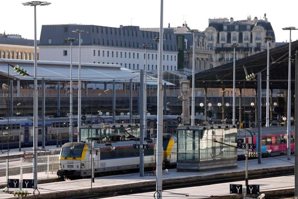 Una bomba sin explotar que data de la Segunda Guerra Mundial hallada cerca de las vías causó la suspensión del servicio ferroviario París-Londres.
