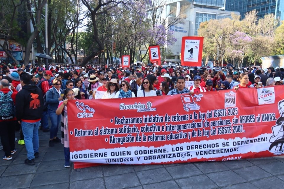 Maestros de la CNTE marchan del Ángel de la Independencia al Zócalo para protestar contra la iniciativa de reforma a la Ley del ISSSTE.