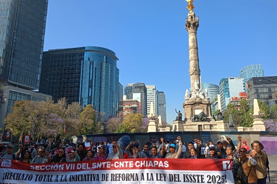 Maestros de la CNTE marchan del Ángel de la Independencia al Zócalo para protestar contra la iniciativa de reforma a la Ley del ISSSTE.