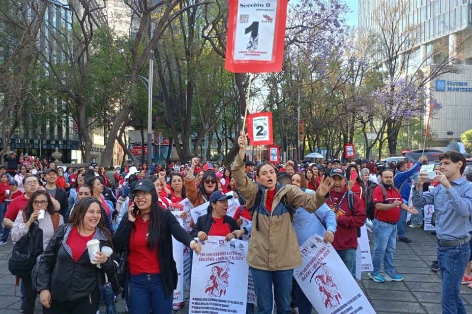 Los maestros se movilizan del Ángel de la Independencia al Zócalo.