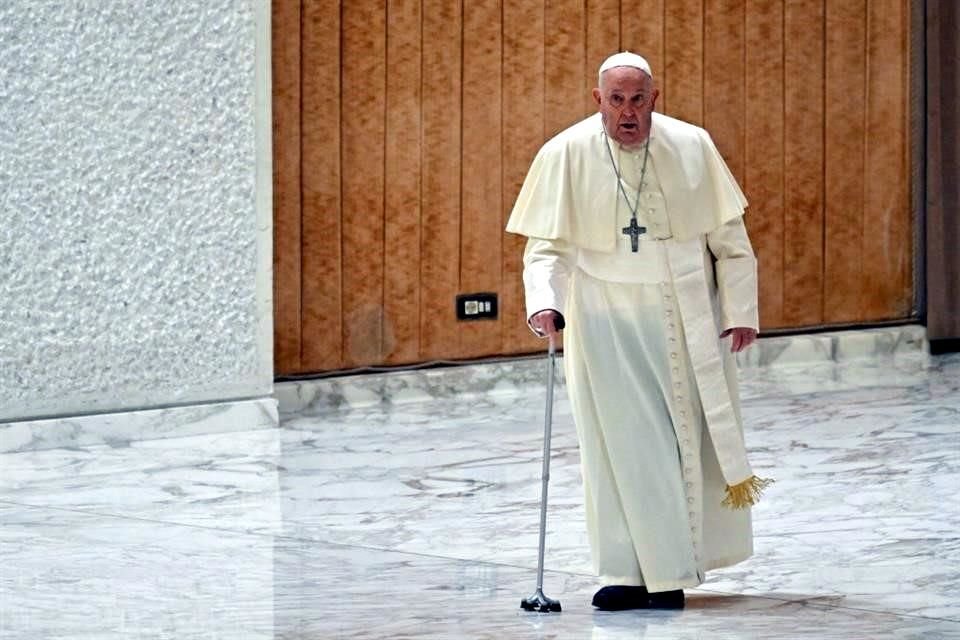 El Papa Francisco, hospitalizado desde hace 22 días, se mantuvo estable, rezó 20 minutos y continuó su actividad laboral, dijo el Vaticano.