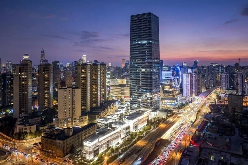 El paisajismo simboliza un viaje interior, con caminos sinuosos que se entrelazan a lo largo del campus.