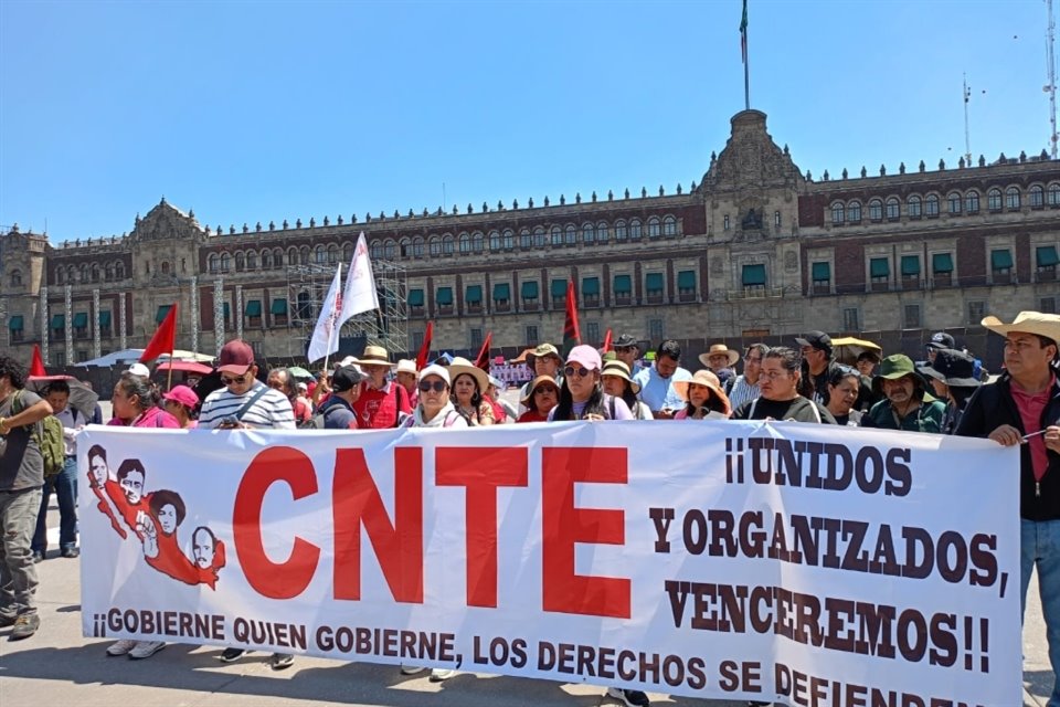 El contingente de la CNTE que marchó desde el Ángel contra la reforma a Ley del ISSSTE llegó al Zócalo; establecerán diálogo con Segob.