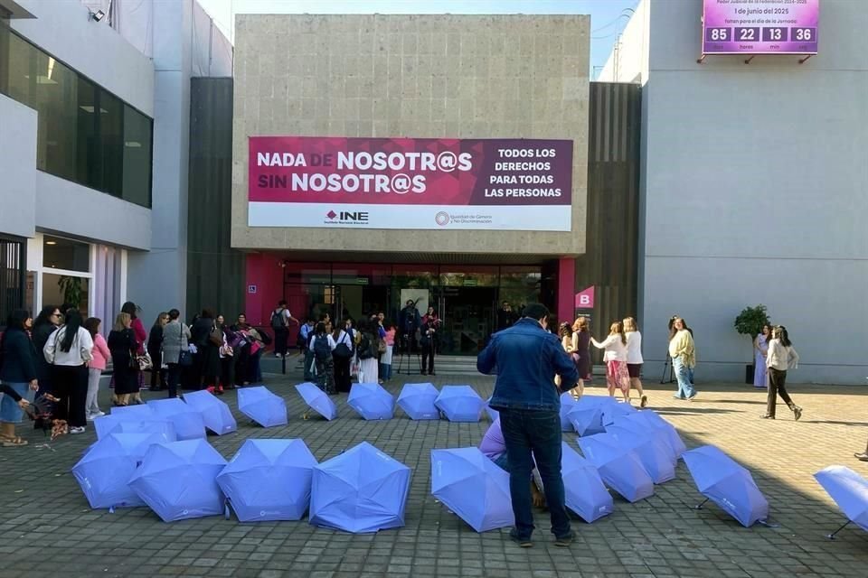 Con una urna que contiene la memoria de la participación de las mujeres en México, en el INE se conmemoró el Día Internacional de la Mujer