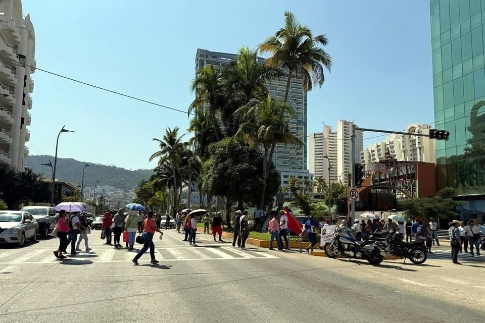 Maestros de la CETEG Acapulco  protestan en dos puntos de la costera Miguel Alemán para exigir la abrogación total de la reforma a la ley del ISSSTE.