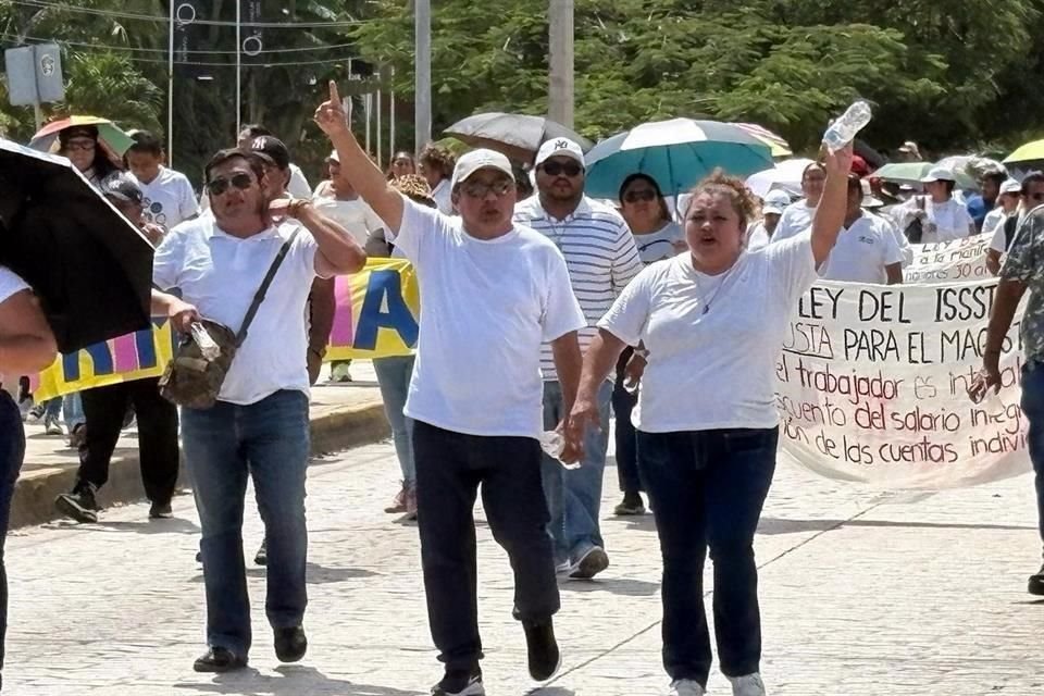 Las congregaciones en diferentes estados son réplicas de la movilización que trabajadores de la CNTE realizan en Ciudad de México, a la que asistieron representaciones de las secciones estatales.