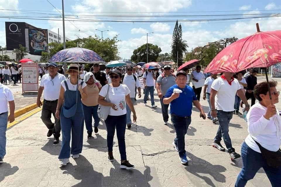 Las congregaciones en diferentes estados son réplicas de la movilización que trabajadores de la CNTE realizan en Ciudad de México, a la que asistieron representaciones de las secciones estatales.