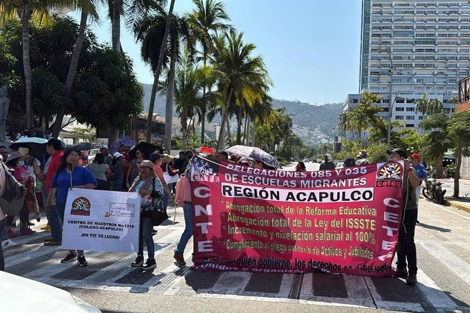 Maestros de la CETEG Acapulco  protestan en dos puntos de la costera Miguel Alemán para exigir la abrogación total de la reforma a la ley del ISSSTE.