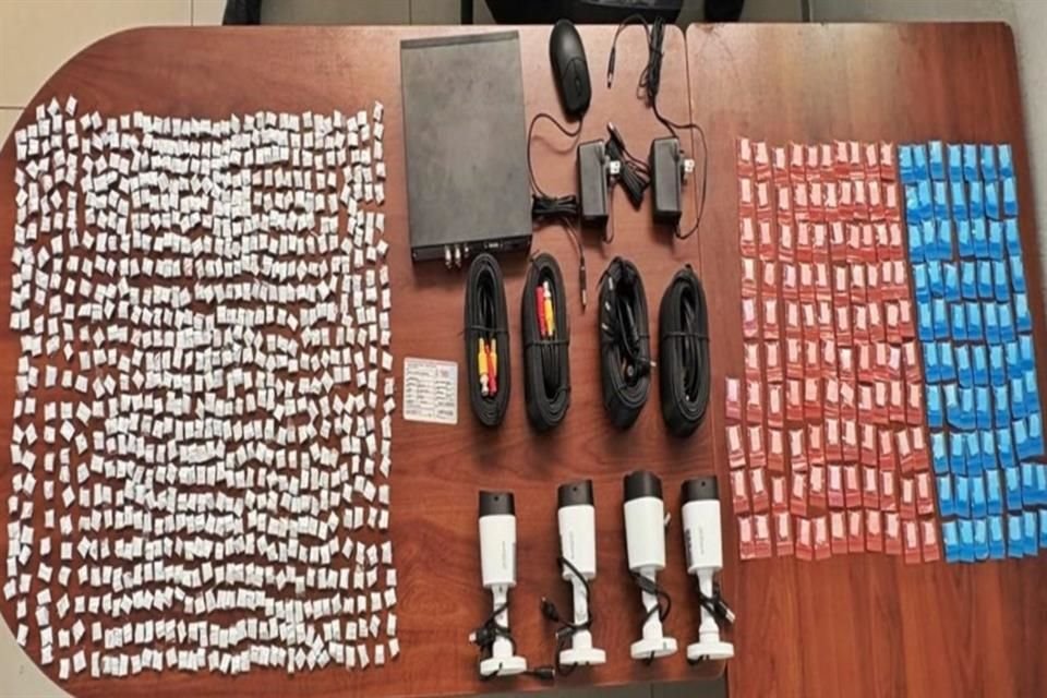 También decomisaron un vehículo, un arma de fuego, cuatro cámaras de vigilancia, equipo de cómputo, cuatro rollos de cable DVR-2 y dos cargadores para cámara.