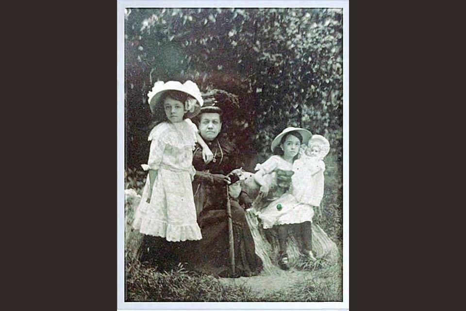 La pianista y compositora María Garfias en el único retrato que se conserva de ella; en la fotografía aparece con sus nietas Ana María y María, alrededor de 1910.