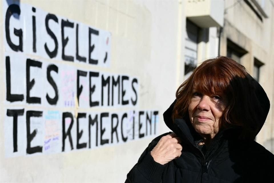 Gisele Pelicot camina rumbo al tribunal en Avignon, Francia. Esta mujer francesa fue violada por decenas de hombres que reclutaba su esposo, y los cuales callaron por años.