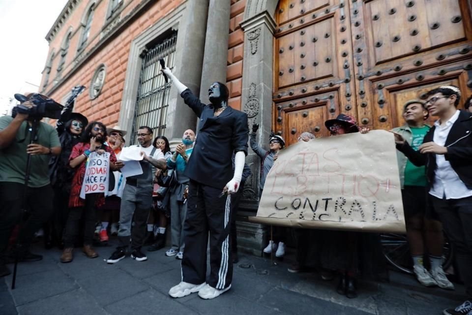 Colectivos de activistas y artistas de la comunidad LGBTQ+ acompañaron al artista Fabián Cháirez a las puertas de la Academia de San Carlos.