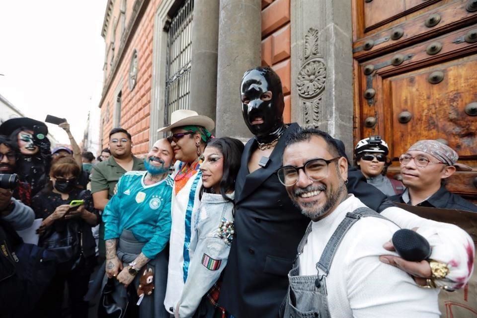 Cháirez protagonizó la protesta ataviado con una máscara; a la derecha de la foto aparece  Salvador Irys, activista por los derechos de la diversidad.