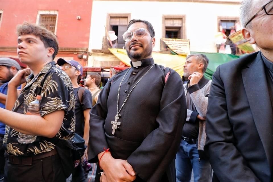 En la protesta por el cierre anticipado de la exposición de Fabián Cháirez se dieron cita también activistas sociales que se declararon católicos.