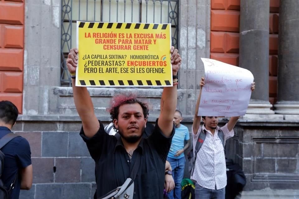 Los asistentes al mitin a las afueras de la Academia de San Carlos exhibieron carteles reprobando la censura.