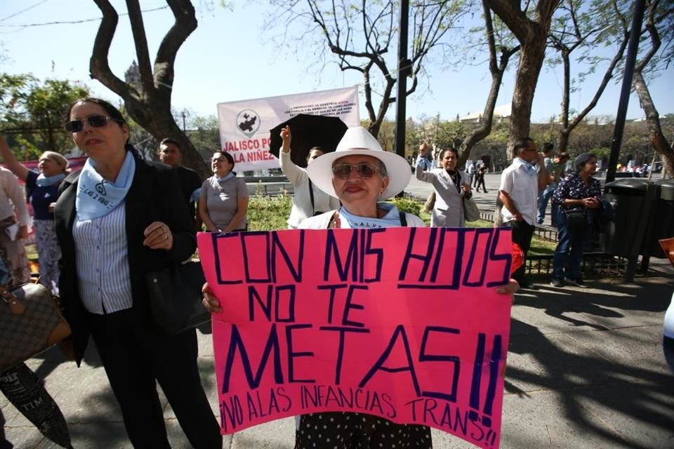 Grupos se manifestaron con pancartas y consignas afuera del Congreso de Jalisco.