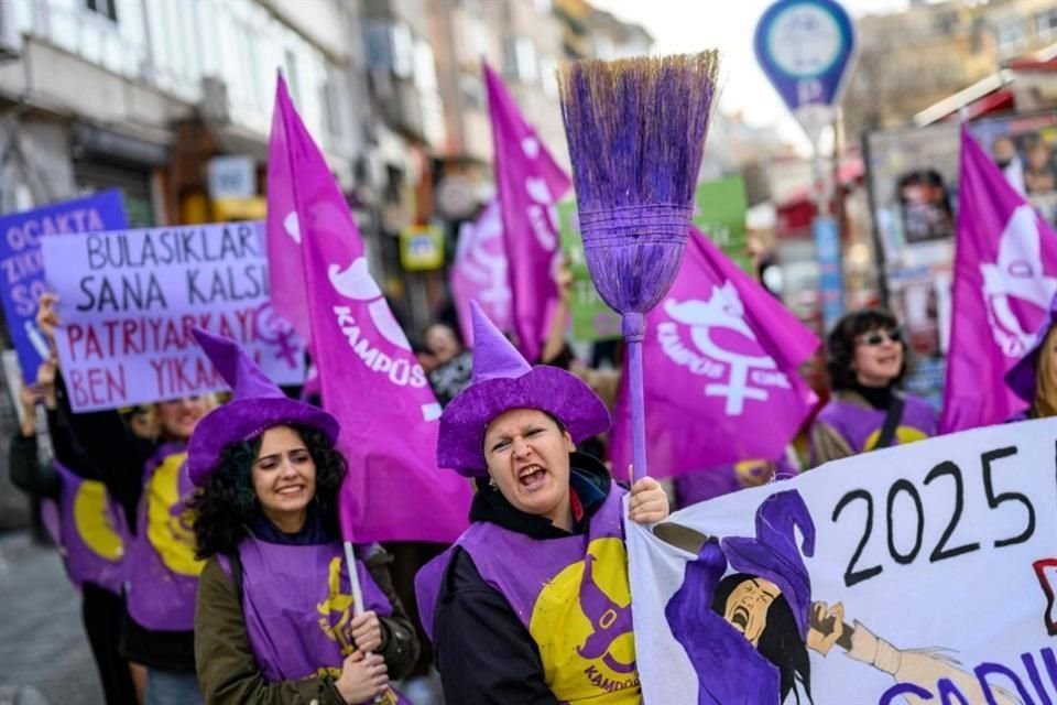 Manifestantes gritan consignas durante una marcha por la igualdad de género y contra la violencia hacia las mujeres para conmemorar el Día Internacional de la Mujer en Estambul.