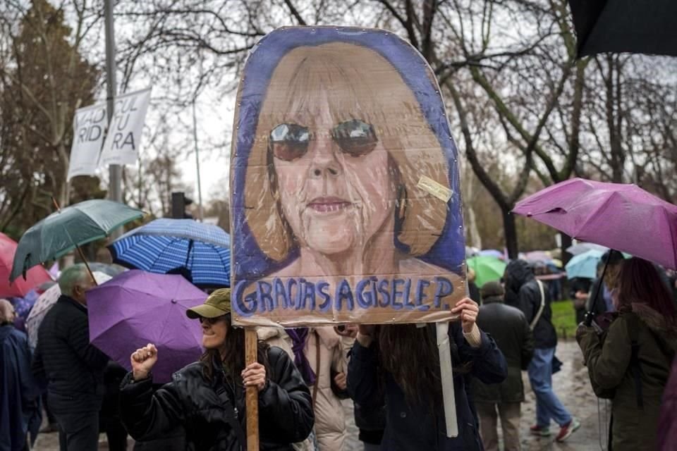 En Madrid, los manifestantes sostuvieron grandes dibujos hechos a mano que representaban a Gisele Pélicot, la mujer que fue drogada por su esposo en Francia durante una década.