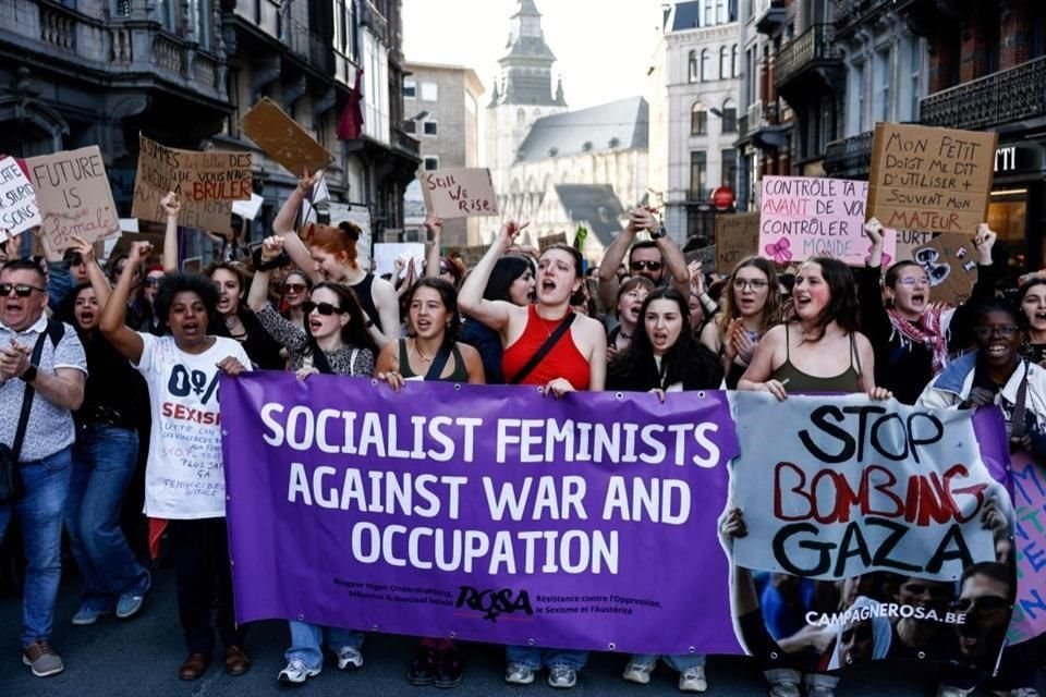 Los participantes sostienen carteles y pancartas durante una manifestación conmemorativa del Día Internacional de los Derechos de la Mujer en Bruselas.