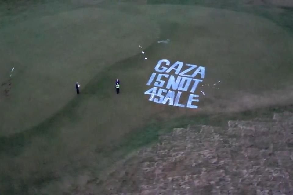 Un grupo de activistas propalestinos pintaron 'Gaza no se vende' sobre el césped del prestigioso campo de golf de Donald Trump, en Escocia.