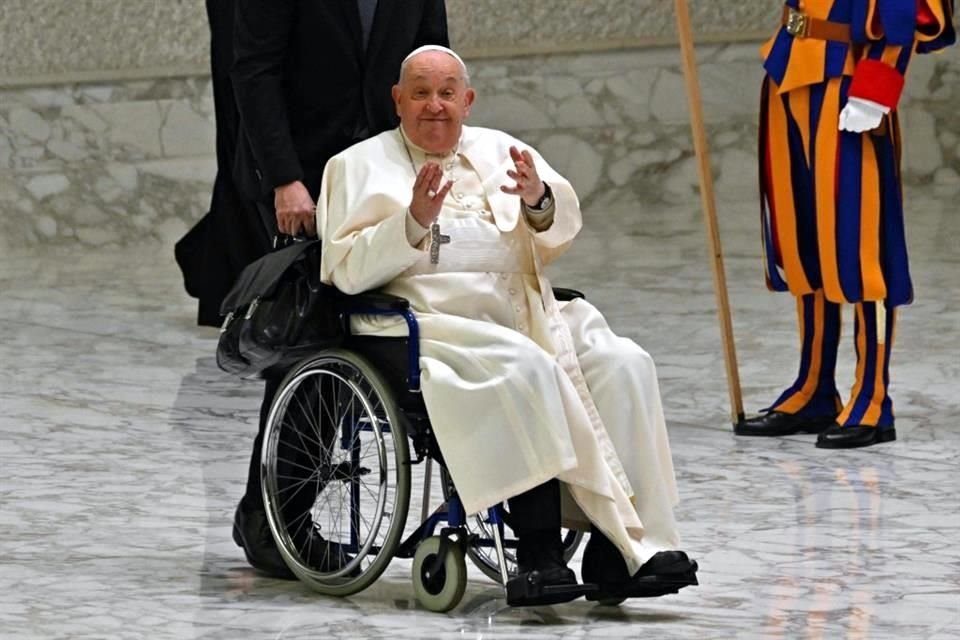 El Papa Francisco muestra buena respuesta a su tratamiento en el hospital y una mejora gradual en su condición general, dijo el Vaticano.