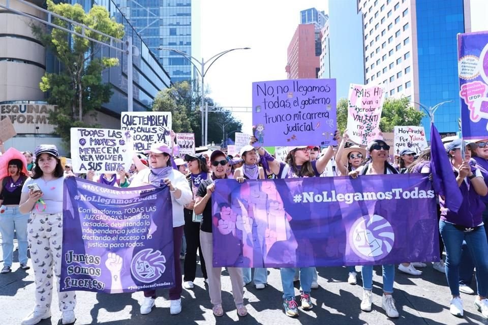 Mujeres marcharon desde el Monumento a la Revolución, la Glorieta de las Mujeres que Luchan, la Diana Cazadora y el Ángel de la Independencia por el 8M.