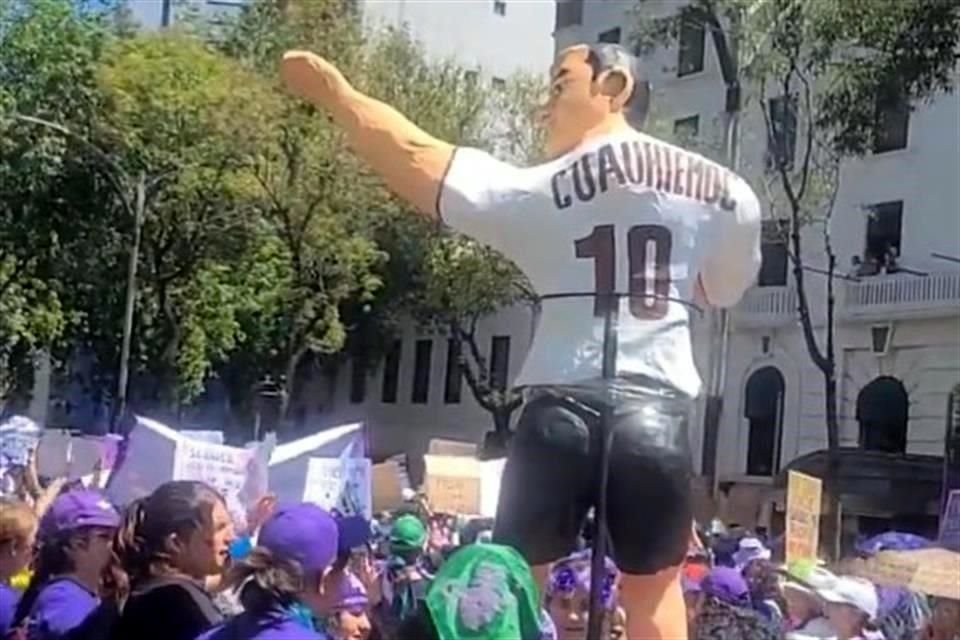 Las mujeres llevan una piñata del ex futbolista.