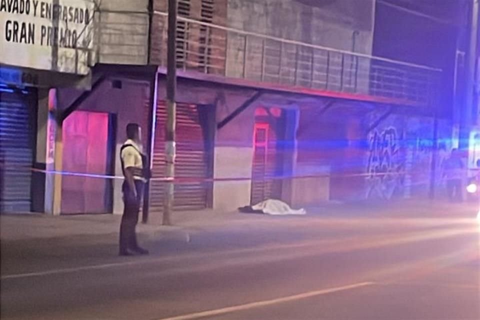 En la esquina con la Calle Cielito Lindo se le acercaron dos hombres quienes lo amagaron con un arma de fuego exigiéndole sus pertenencias.