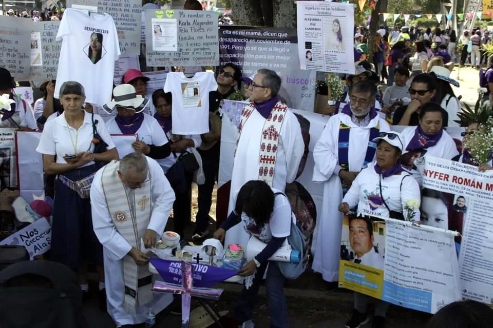 En Puebla, colectivos celebraron una misa para pedir por sus familiares ausentes y posteriormente marcharon hacia llegar al zócalo de Puebla.