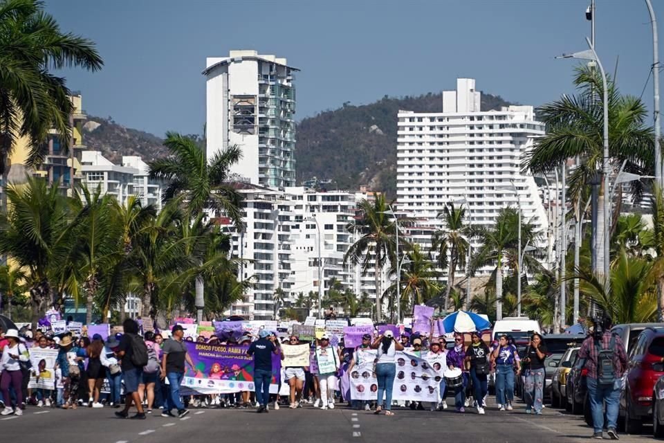 En Acapulco, Guerrero, marcharon con el acuerdo de no hacer pintas ni daños a inmuebles en una ciudad azotada por los huracanes Otis y John, registrados en 2023 y 2024, respectivamente.