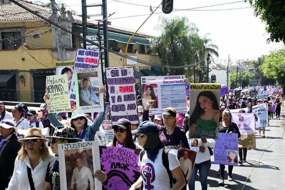 En Xalapa, capital del estado, cientos de manifestantes marcharon contra la violencia de género.