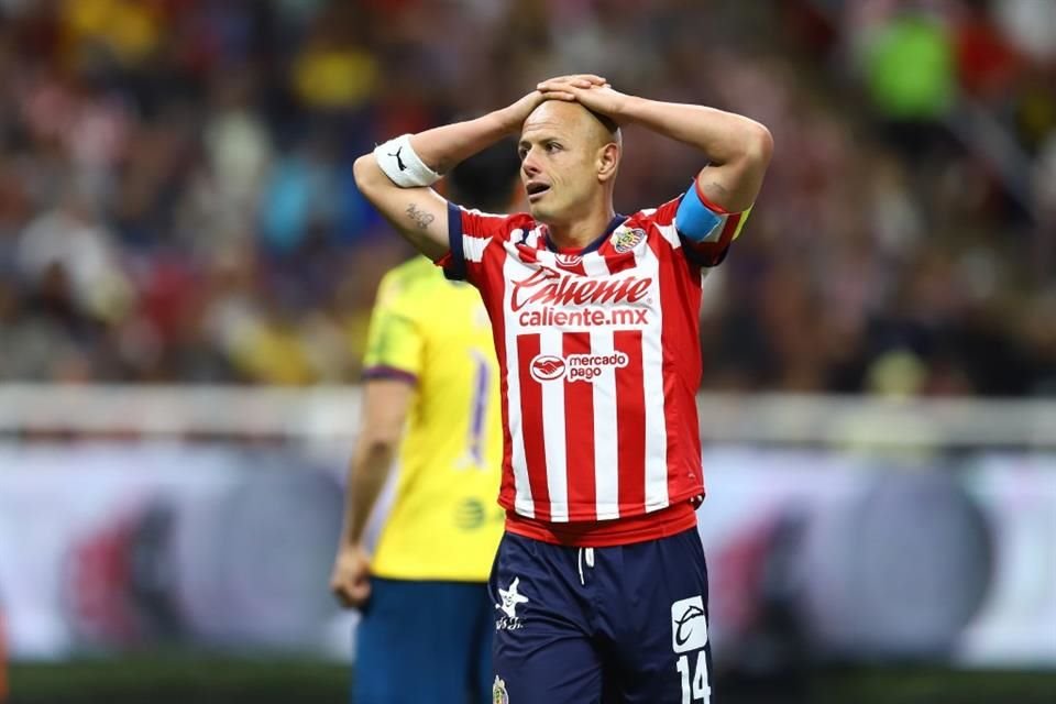 Javier Hernández sufrió un golpe en la cara durante el partido contra Atlante.