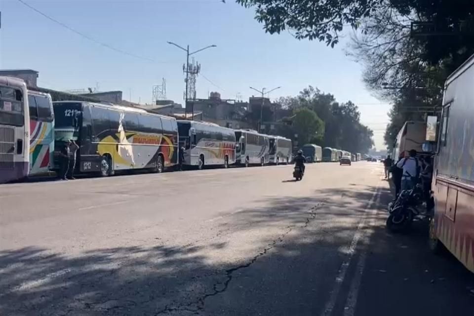 En Tepito, sobre Eje 1, los autobuses le quitaron el lugar a los comerciantes ambulantes que se ponen sobre los carriles laterales.