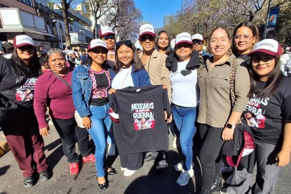 Simpatizantes de la Presidenta con playeras con la leyenda 'Mexicanxs al grito de guerra'.