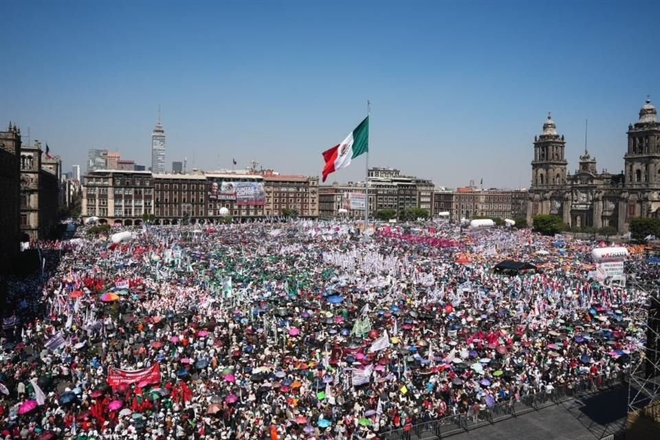 Aspecto panorámico de la Asamblea Nacional Informativa del pasado domingo en el Zócalo capitalino.