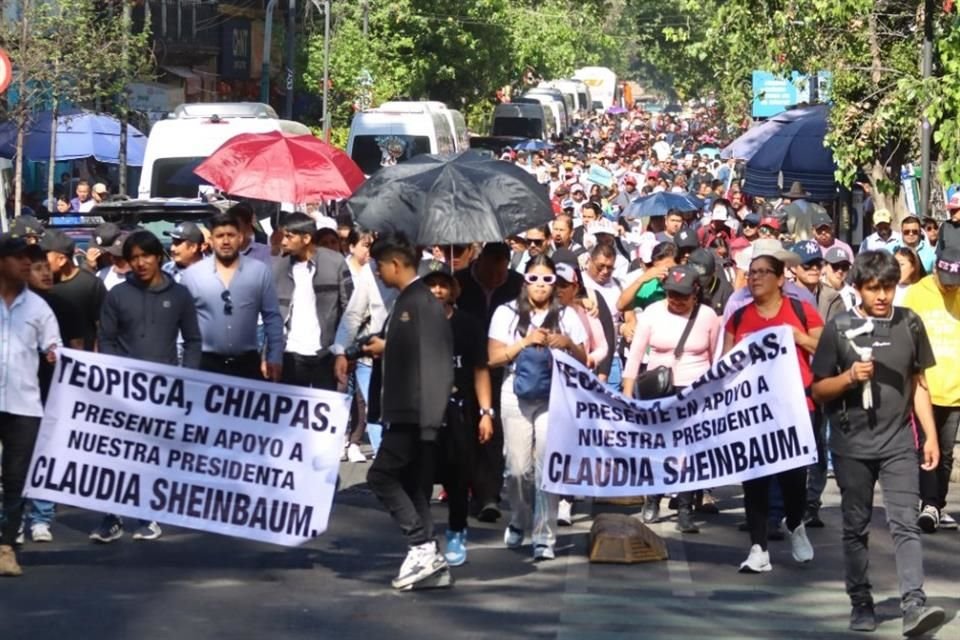 Algunos contingentes, como este de Chiapas, caminan con pancartas para llegar a la explanada del Zócalo.