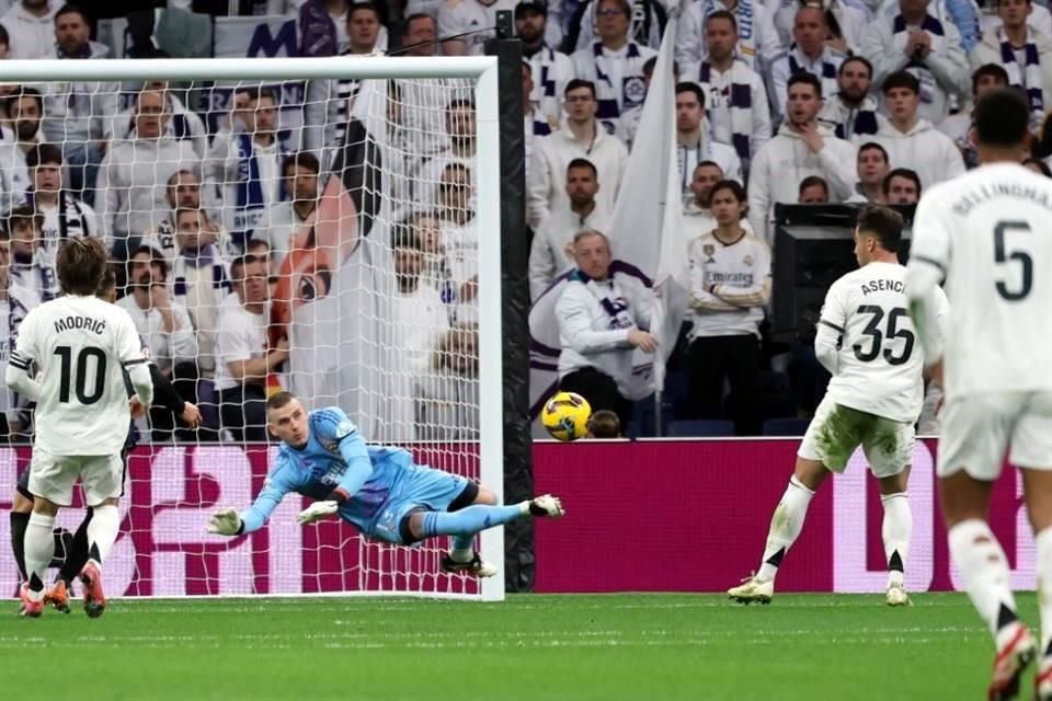 Andriy Lunin apareció en el arco merengue y respondió ante la insistencia del Rayo Vallecano.