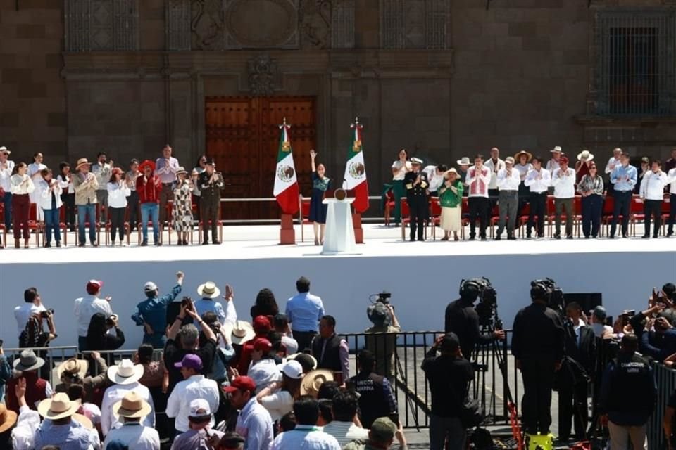 La Presidenta Claudia Sheinbaum inició su evento en el Zócalo poco antes de las 11:50 horas de este domingo.