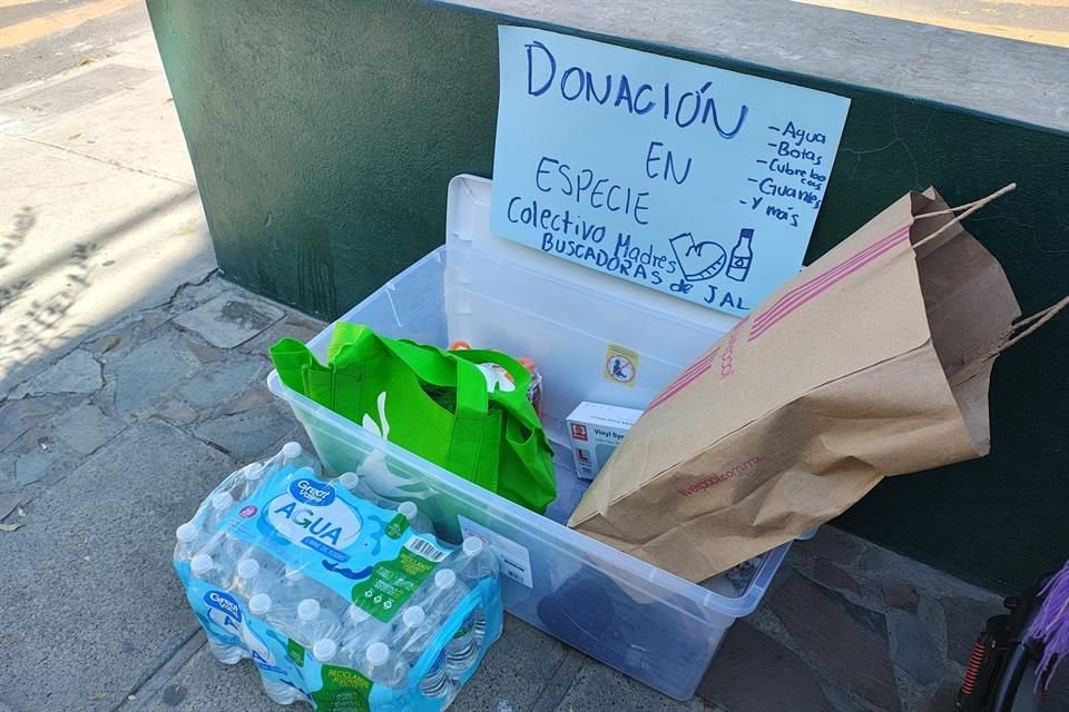 También están recolectando productos como agua y suero para las buscadoras.