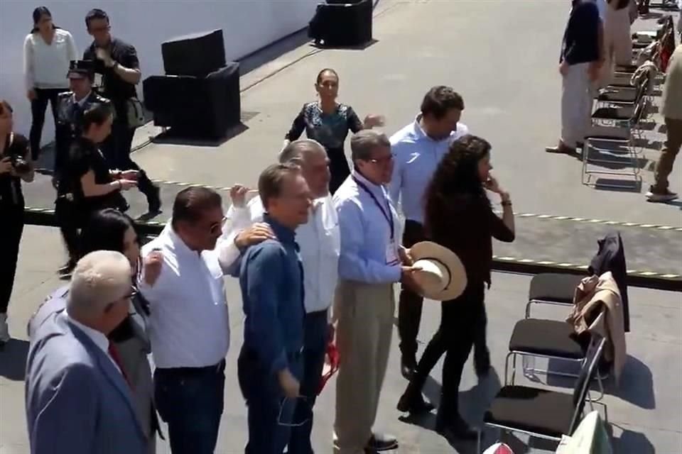 Momentos antes, cuando la Mandataria se acercaba al grupo, los líderes de la 4T se tomaban una foto grupal y no advirtieron la llegada de la Presidenta.